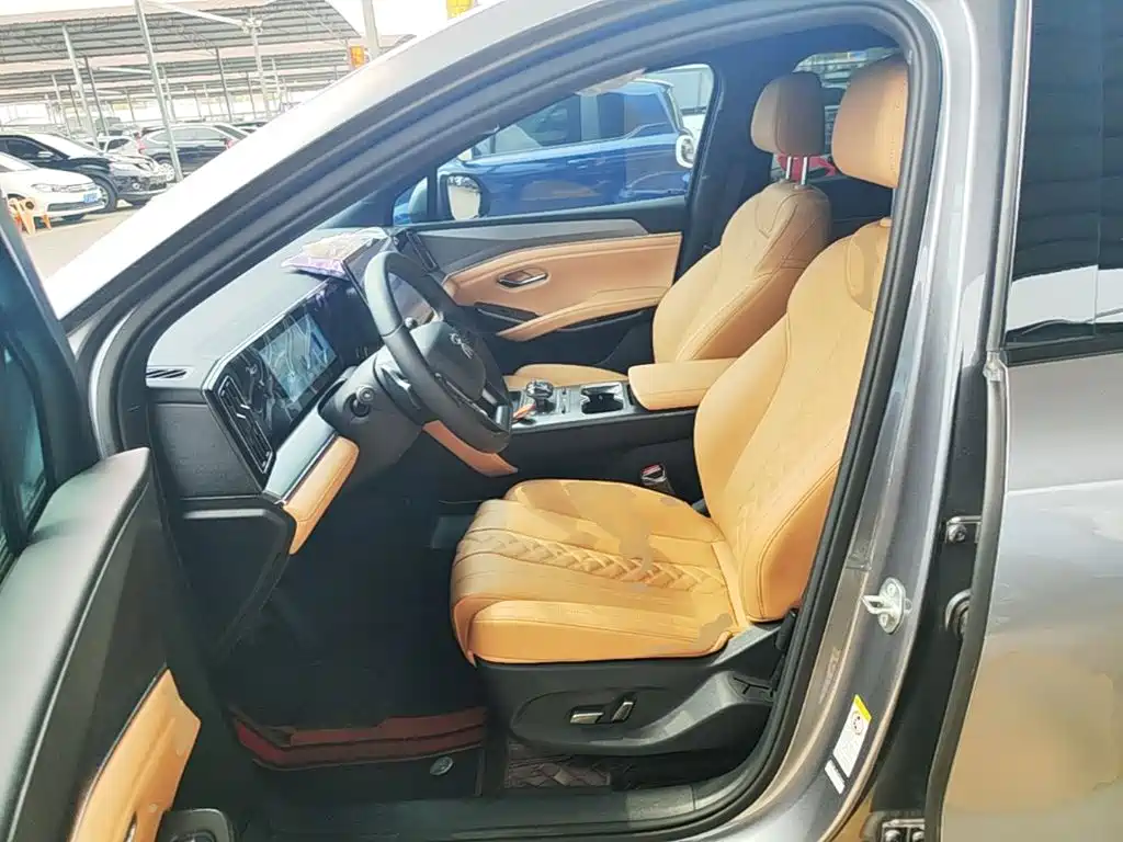BYD L DM-i — фото 14