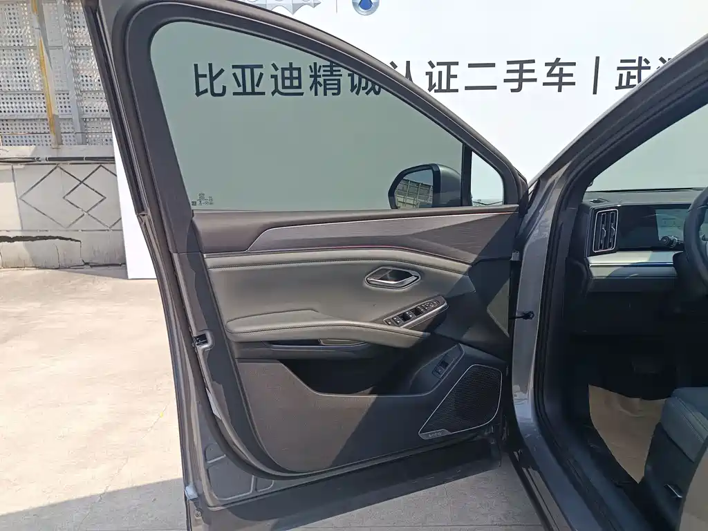 BYD L DM-i — фото 10
