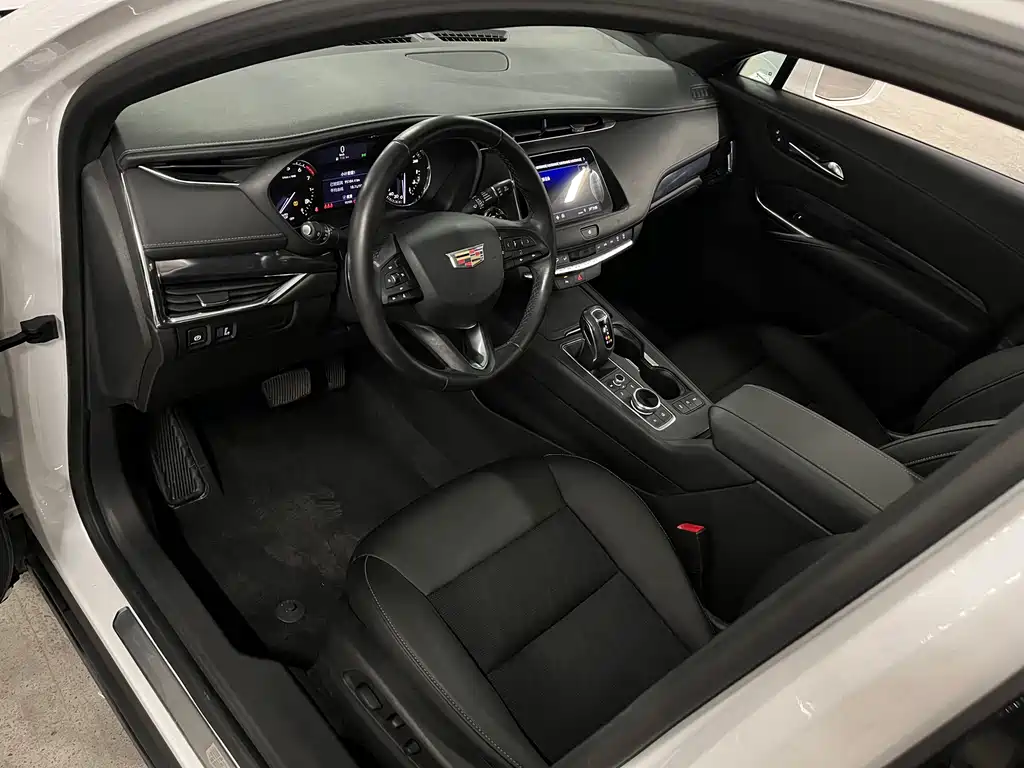 Cadillac XT4 — фото 13