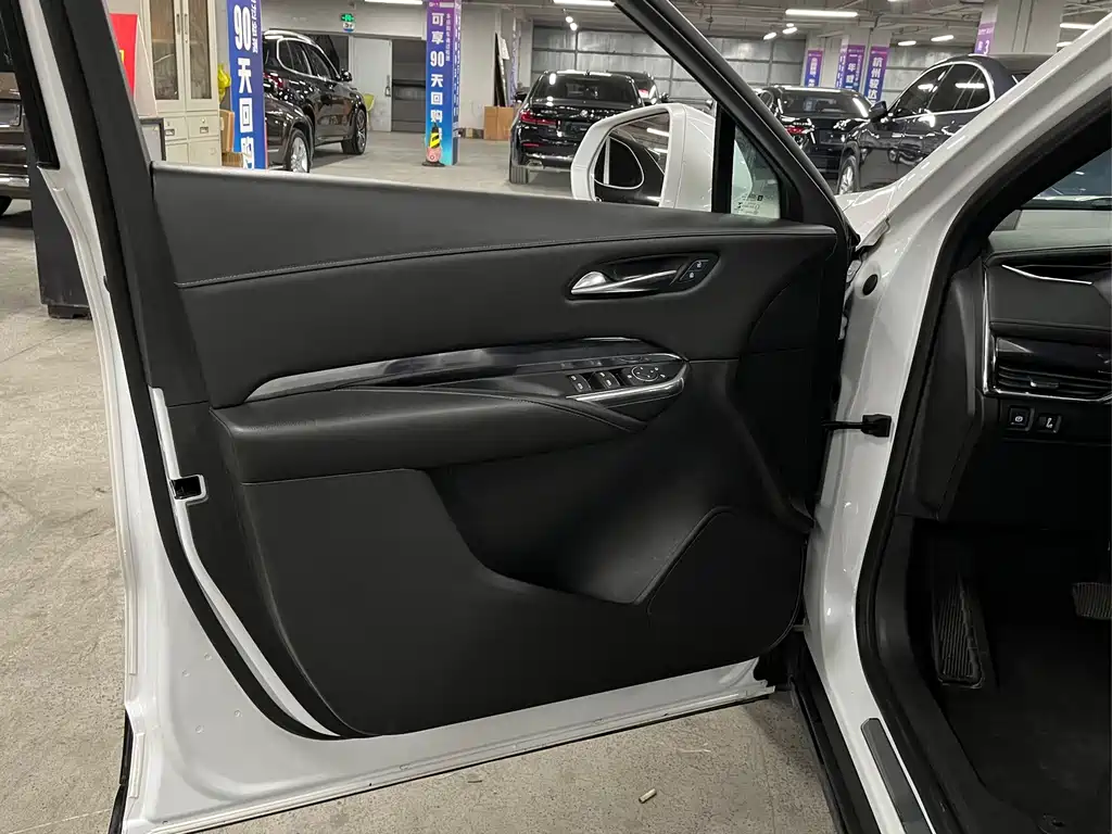 Cadillac XT4 — фото 14