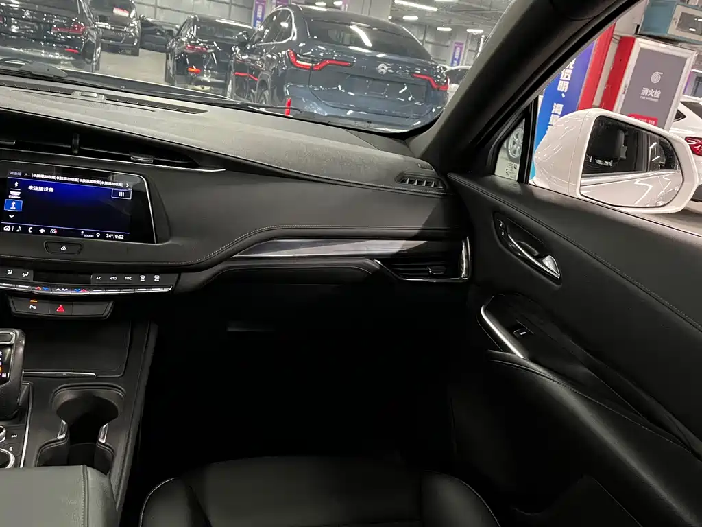 Cadillac XT4 — фото 18