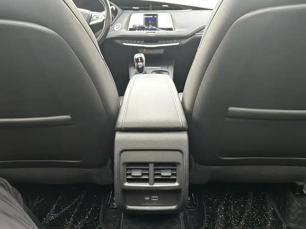 Cadillac XT4 — фото 11