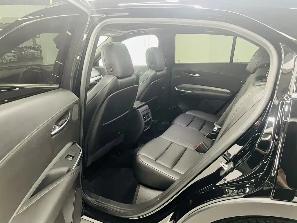 Cadillac XT4 — фото 11