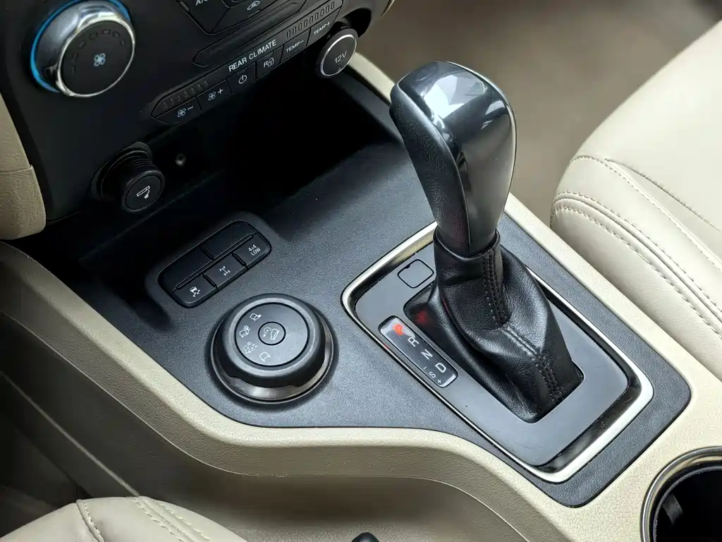 Ford Everest — фото 21
