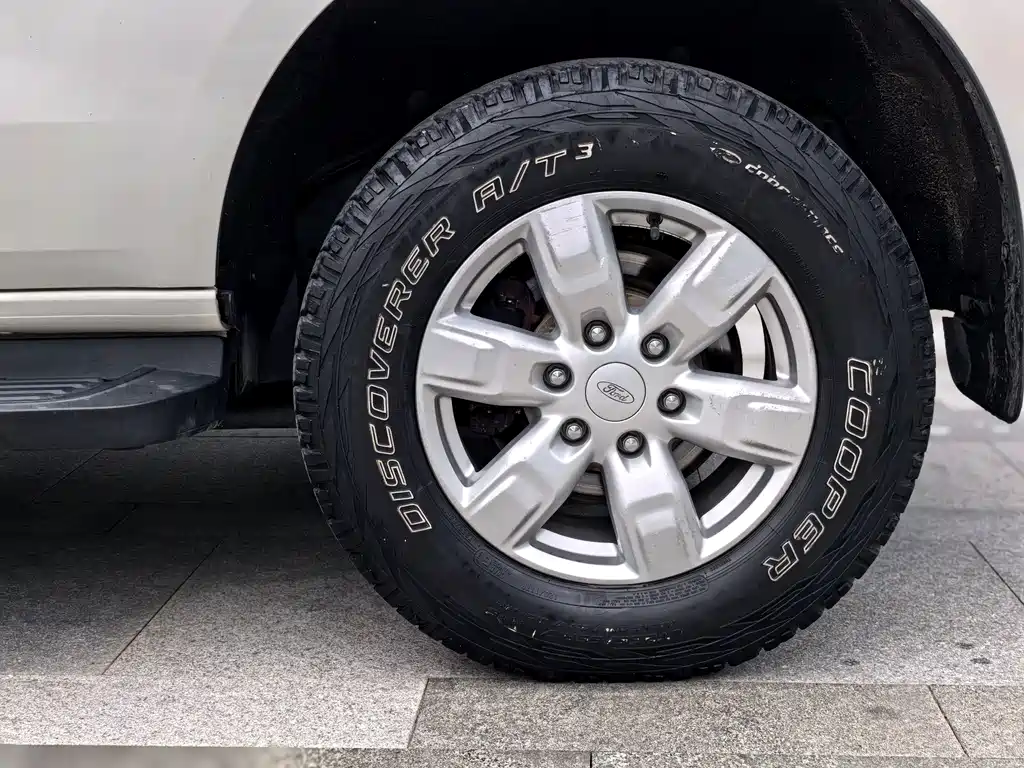 Ford Everest — фото 23