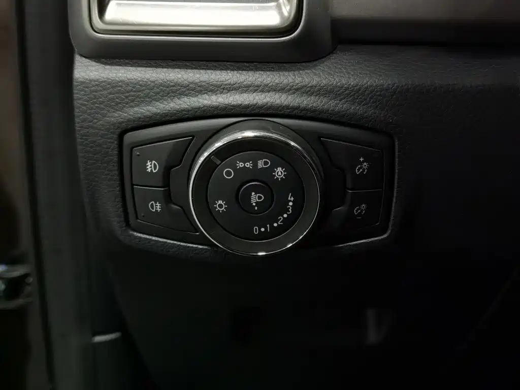 Ford Everest — фото 21
