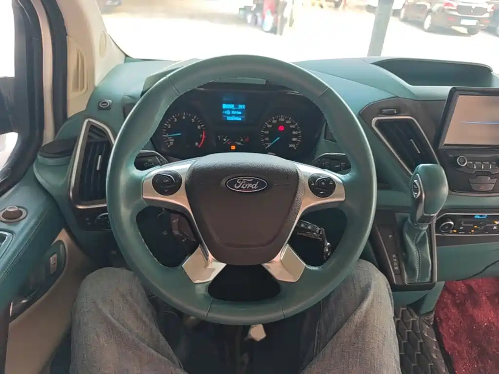 Ford Tourneo — фото 10