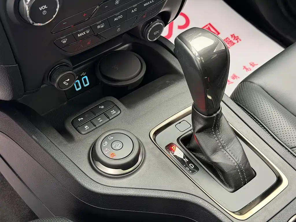 Ford Everest — фото 17