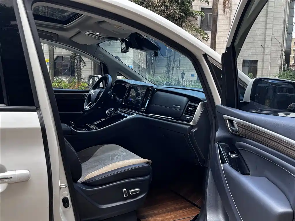 GAC Motor Trumpchi M8 — фото 19