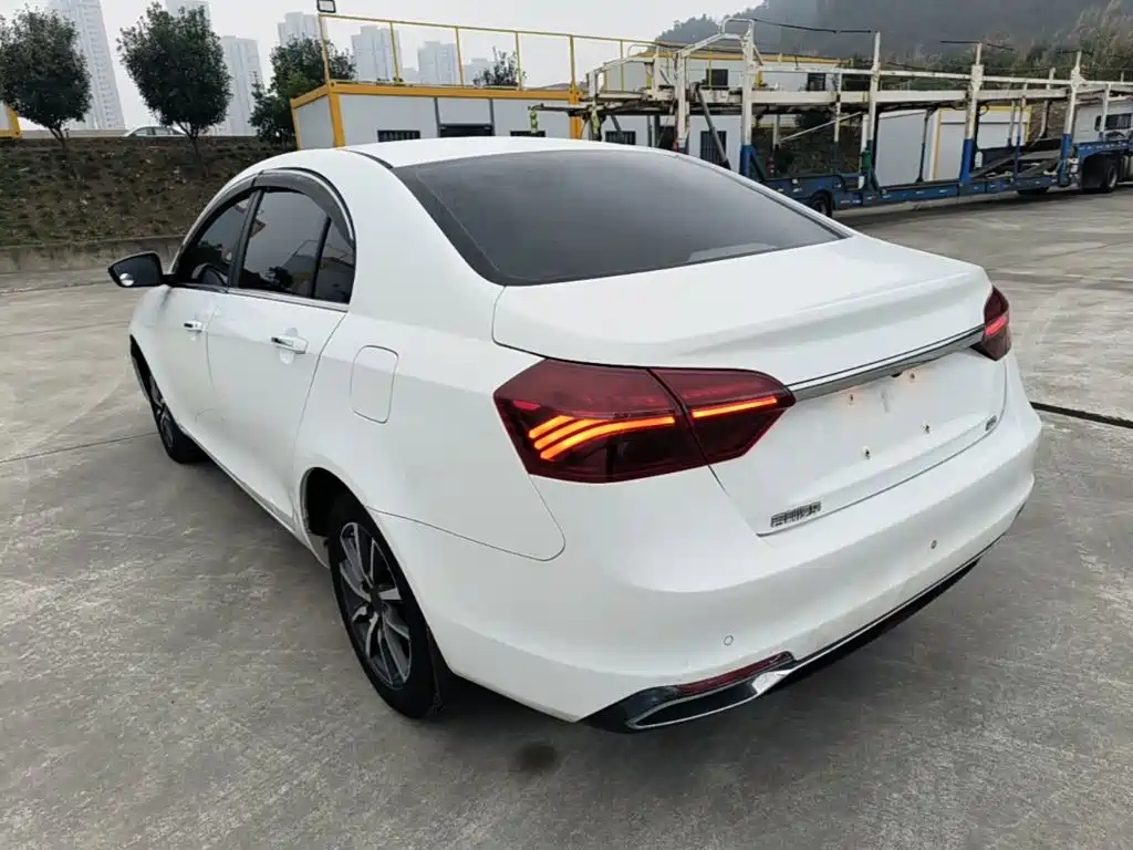 Geely Emgrand — фото 4