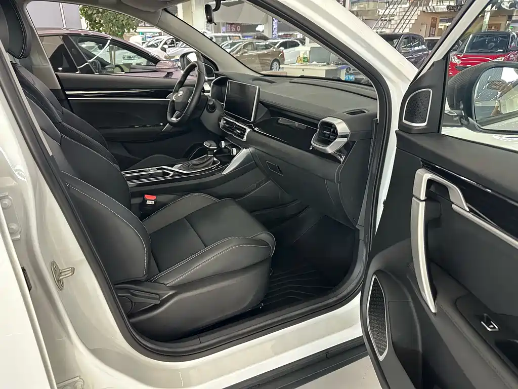 Geely Binyue — фото 15