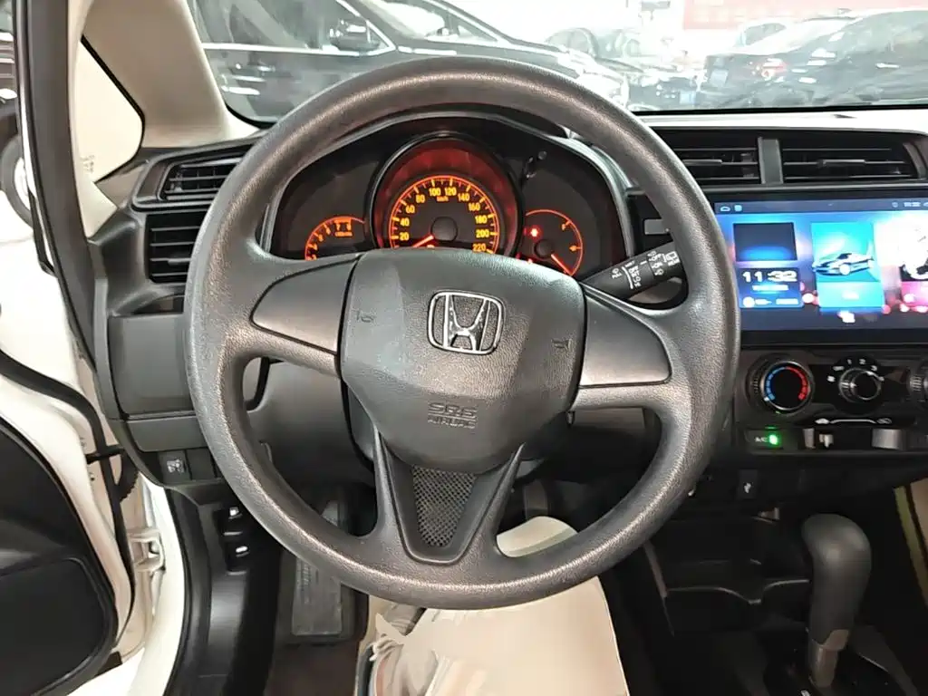 Honda Fit — фото 10