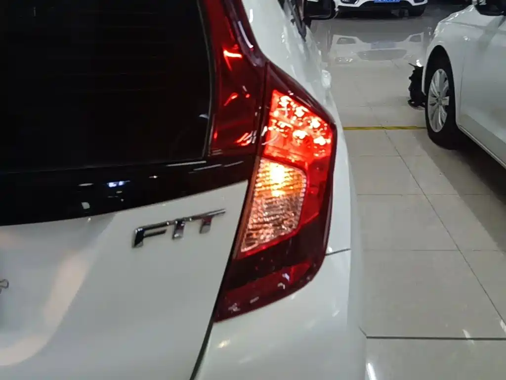 Honda Fit — фото 7