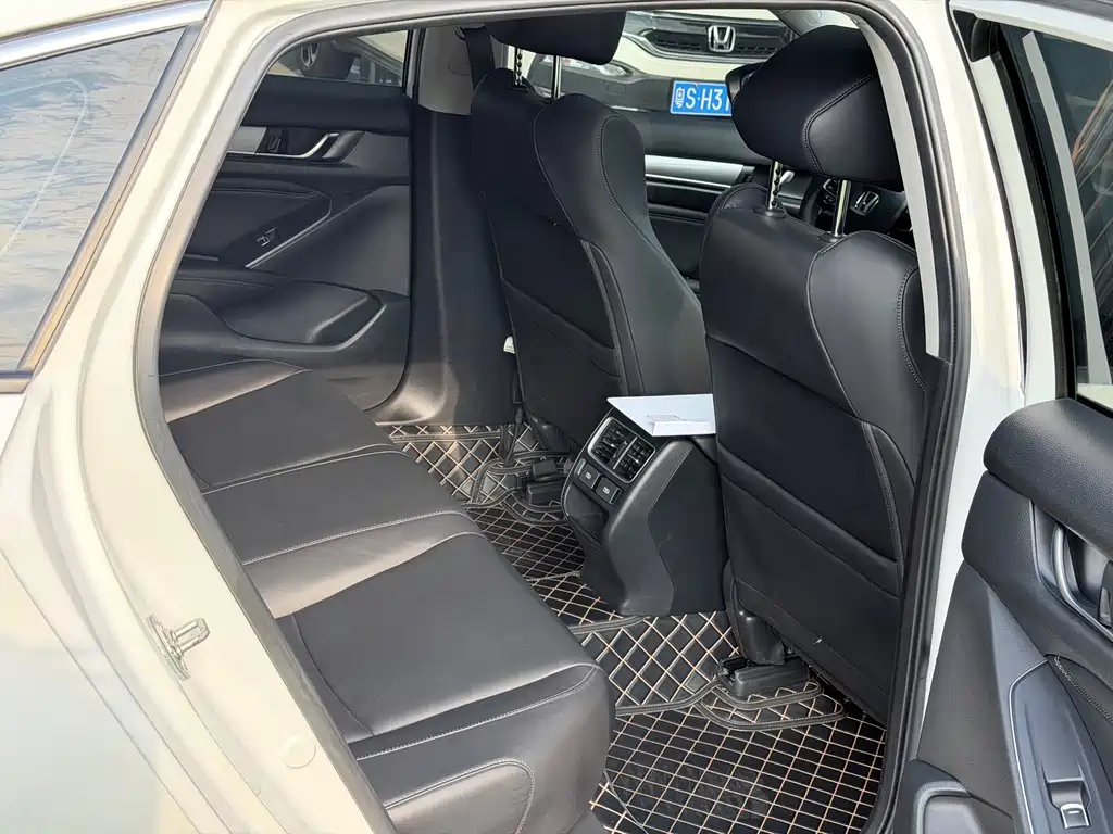 Honda Accord — фото 10