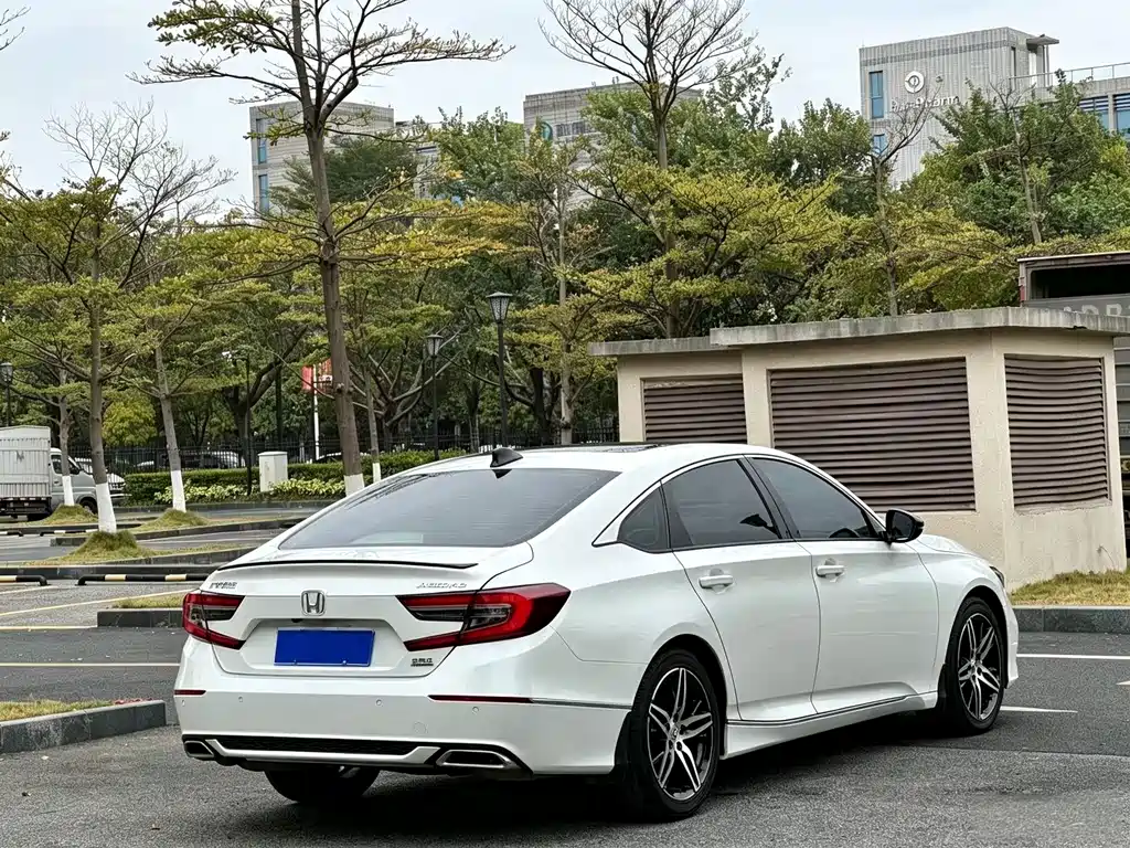 Honda Accord — фото 9