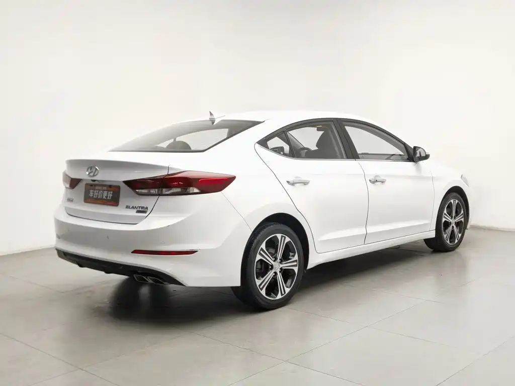 Hyundai Elantra — фото 2