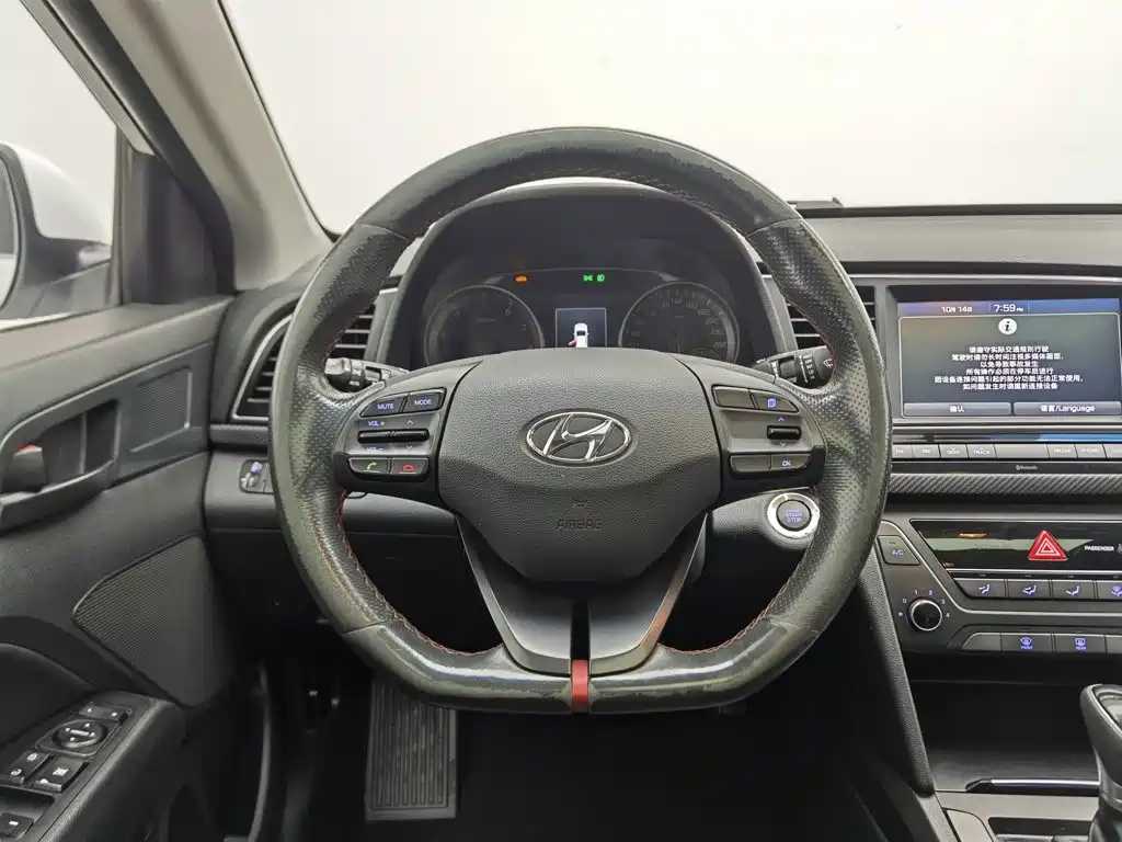 Hyundai Elantra — фото 11