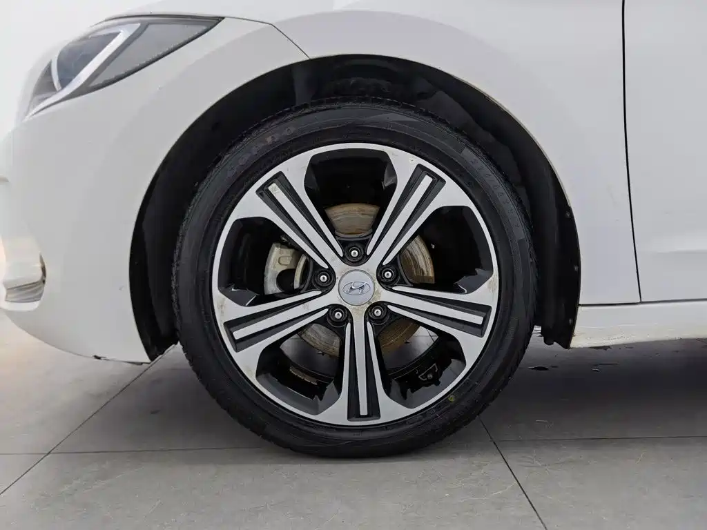 Hyundai Elantra — фото 17