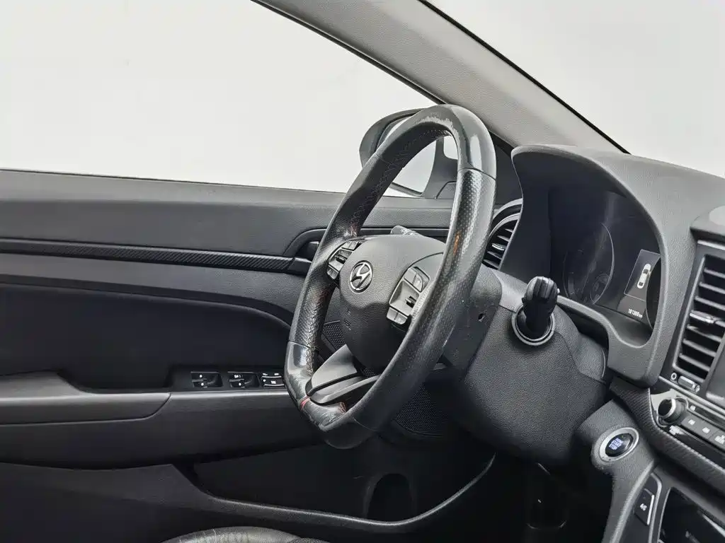 Hyundai Elantra — фото 22