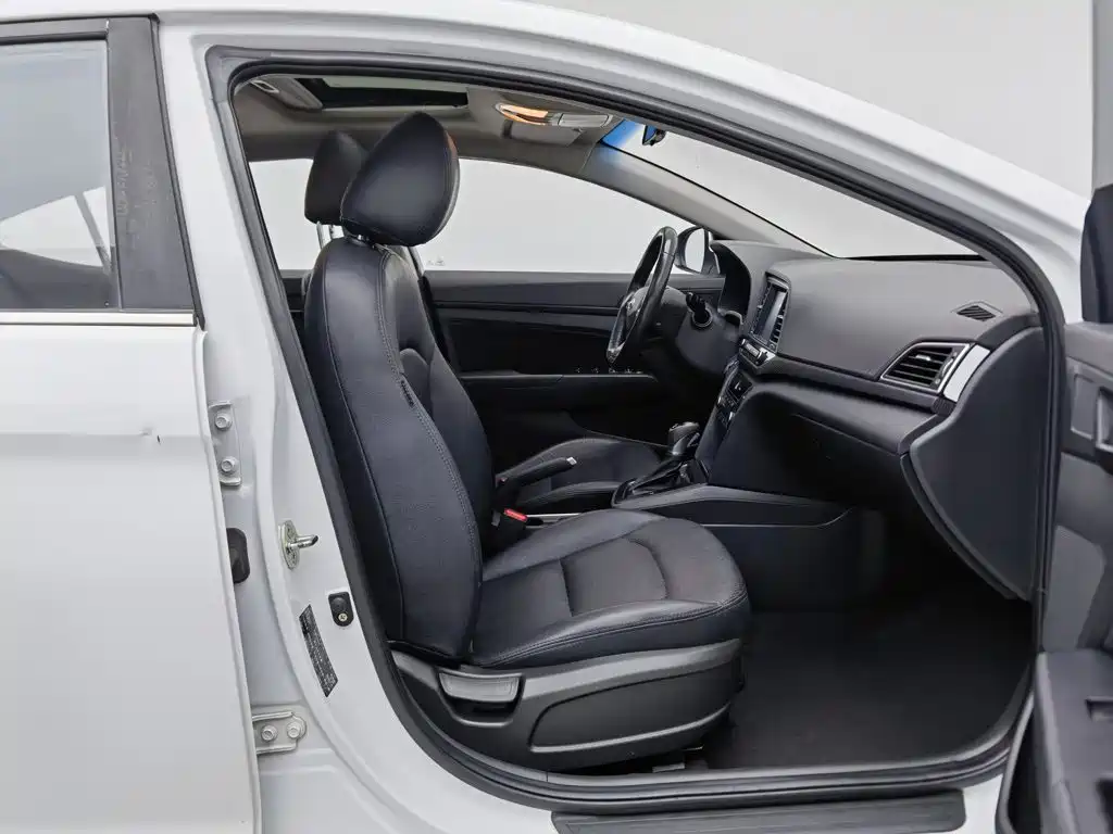 Hyundai Elantra — фото 23