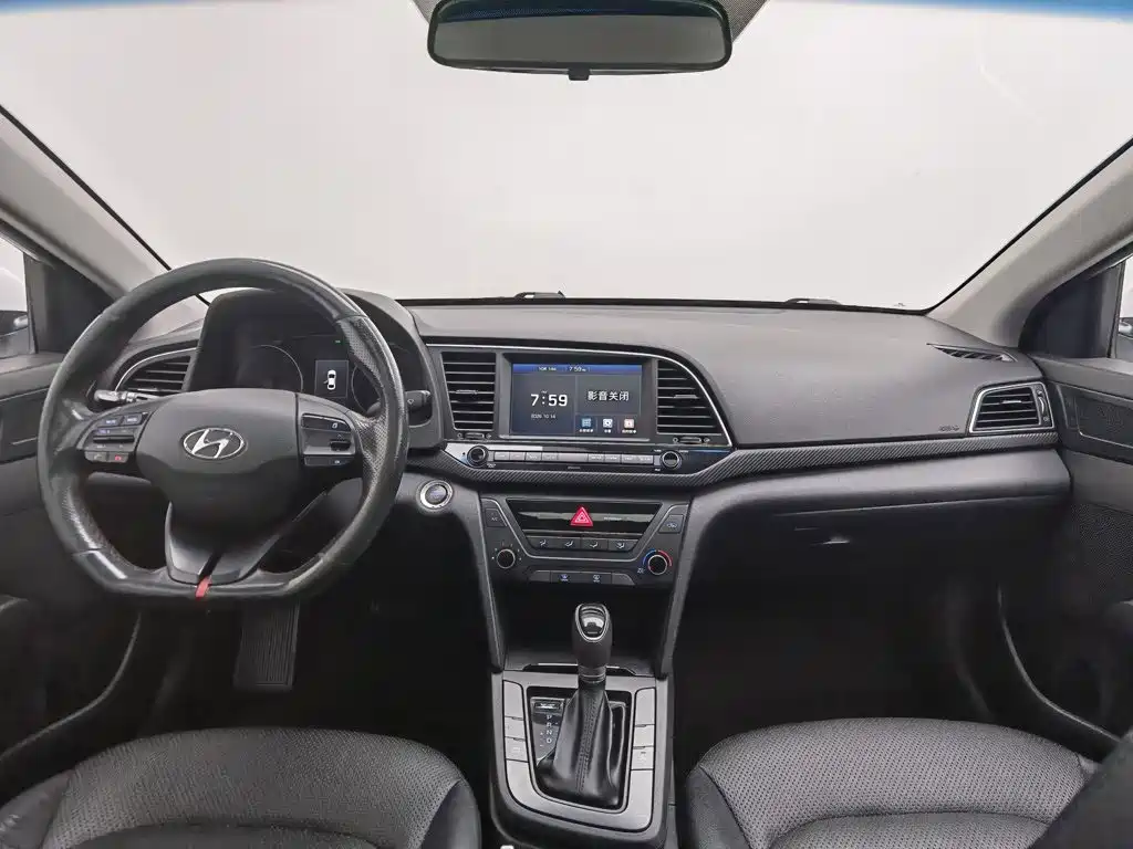 Hyundai Elantra — фото 5
