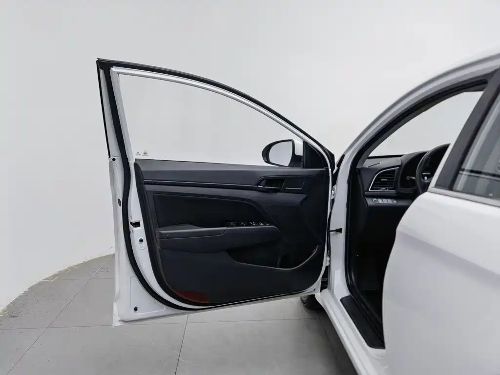 Hyundai Elantra — фото 8