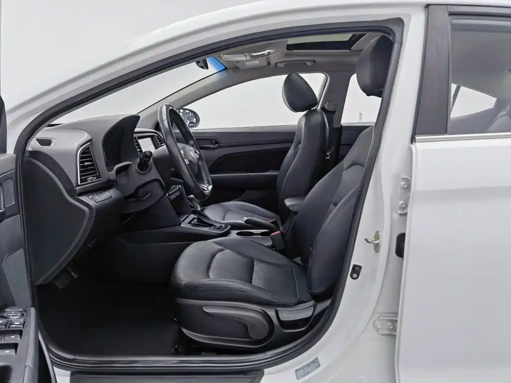 Hyundai Elantra — фото 10