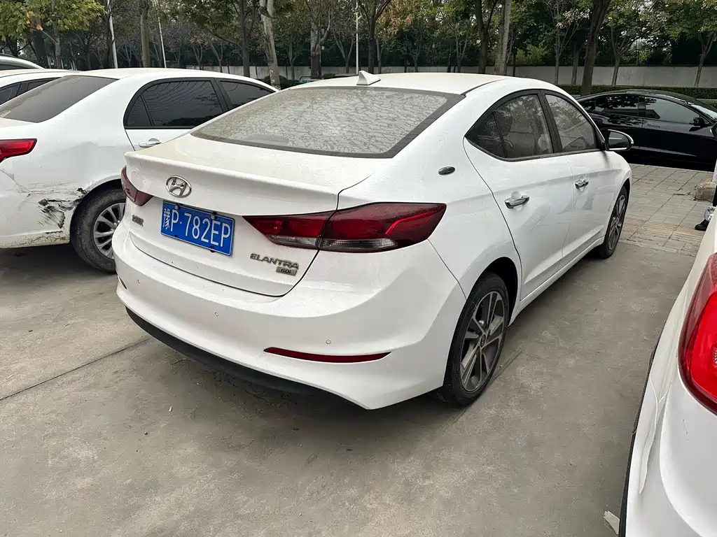 Hyundai Elantra — фото 2