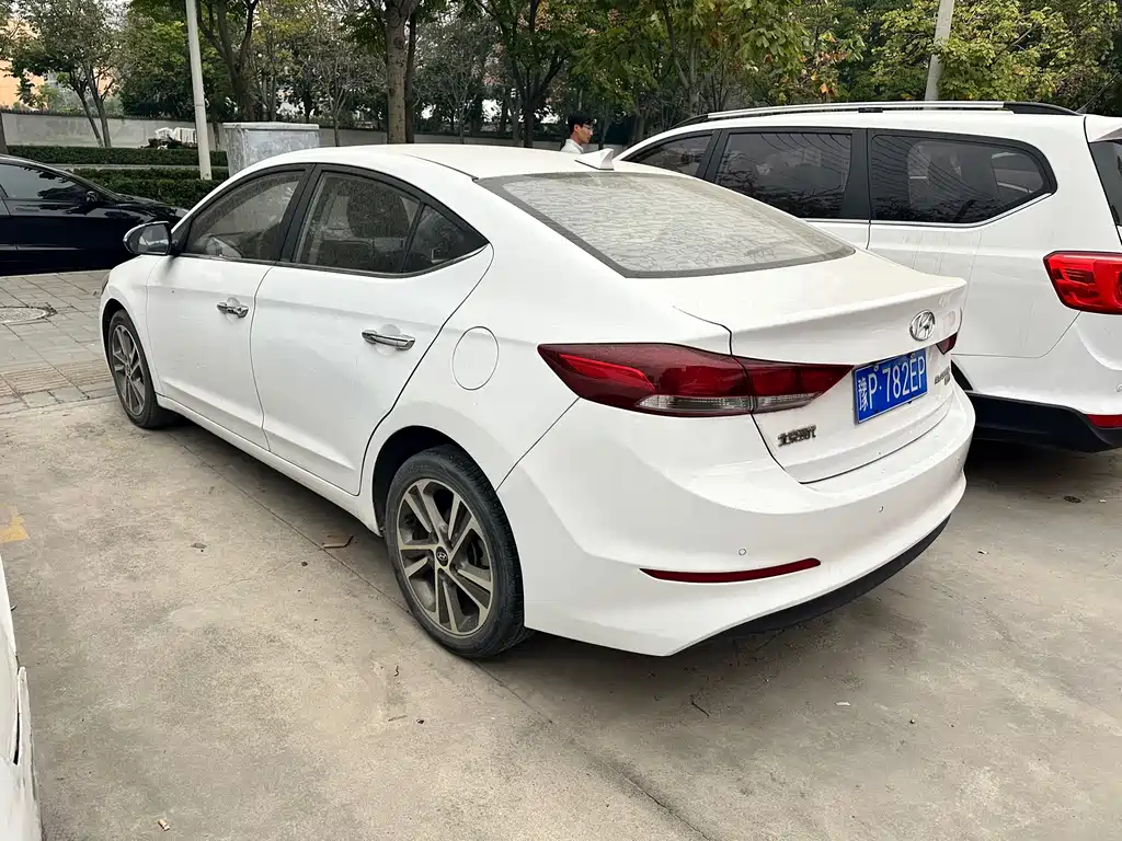 Hyundai Elantra — фото 3