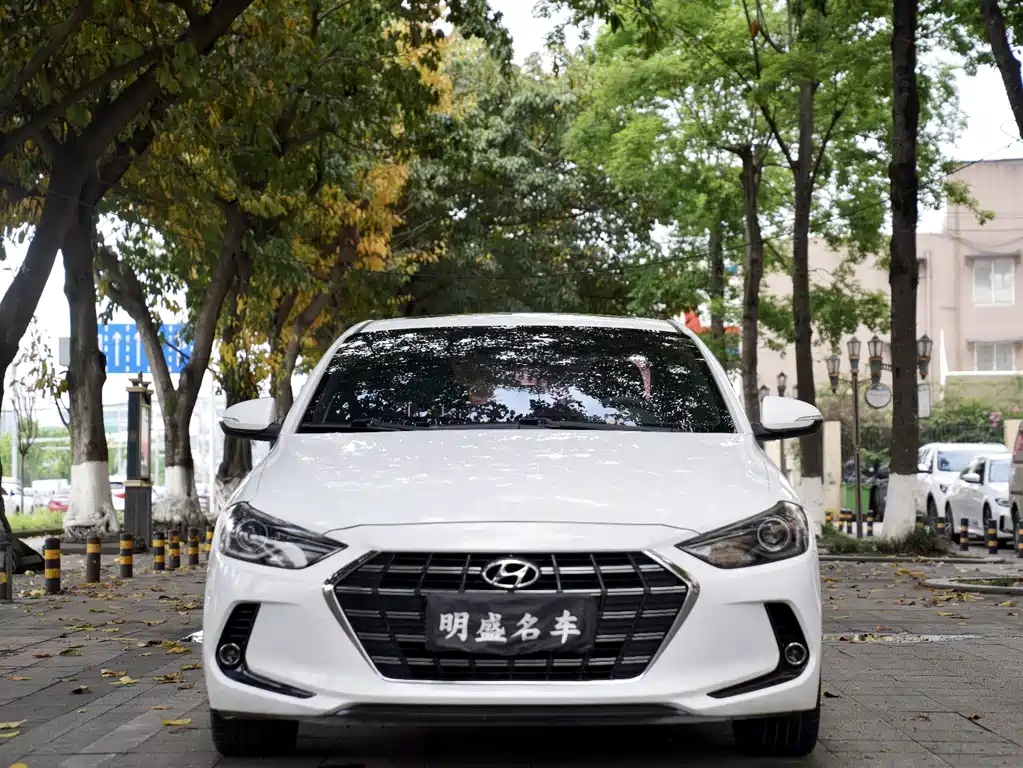 Hyundai Elantra — фото 2