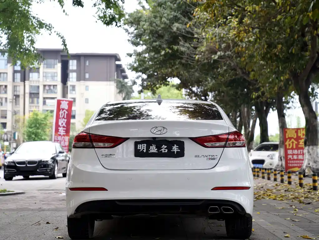 Hyundai Elantra — фото 17
