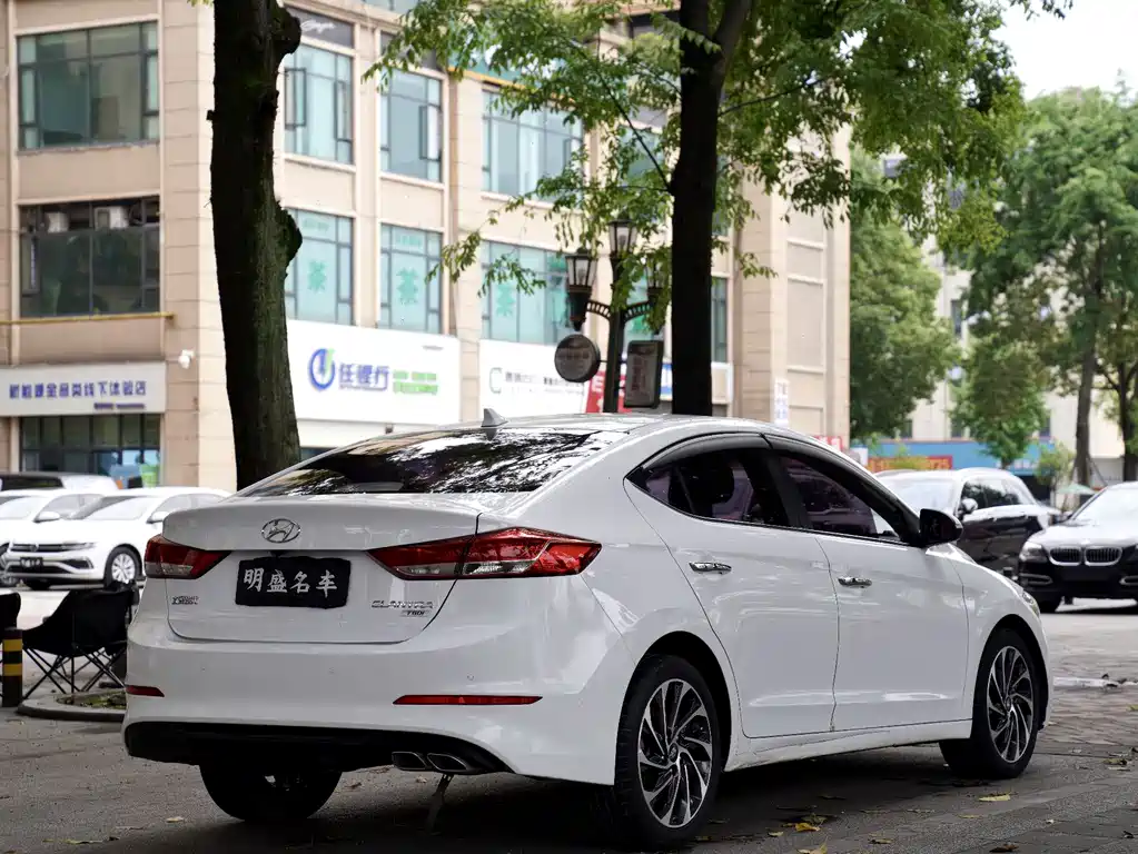 Hyundai Elantra — фото 18
