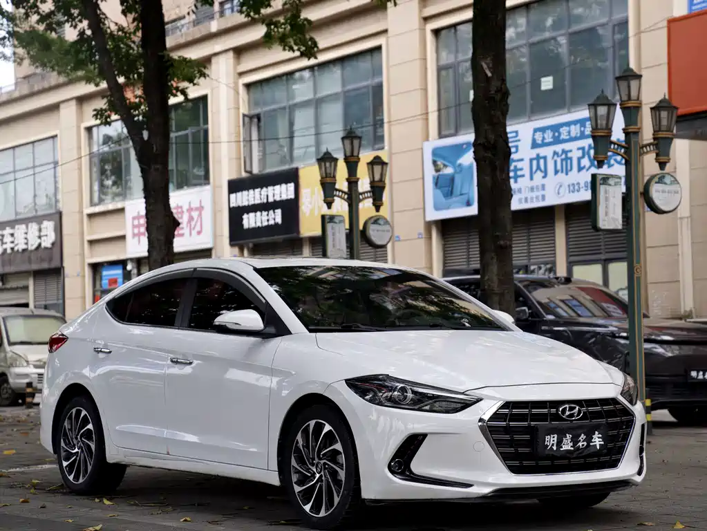 Hyundai Elantra — фото 3