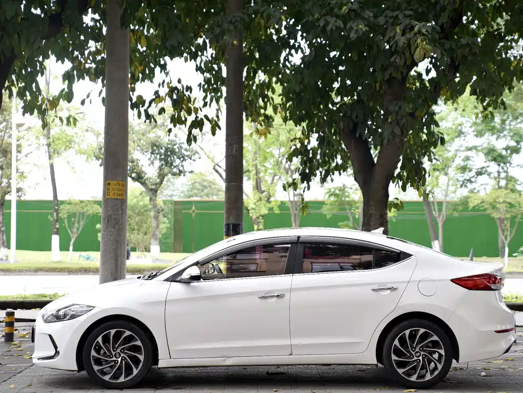 Hyundai Elantra — фото 4