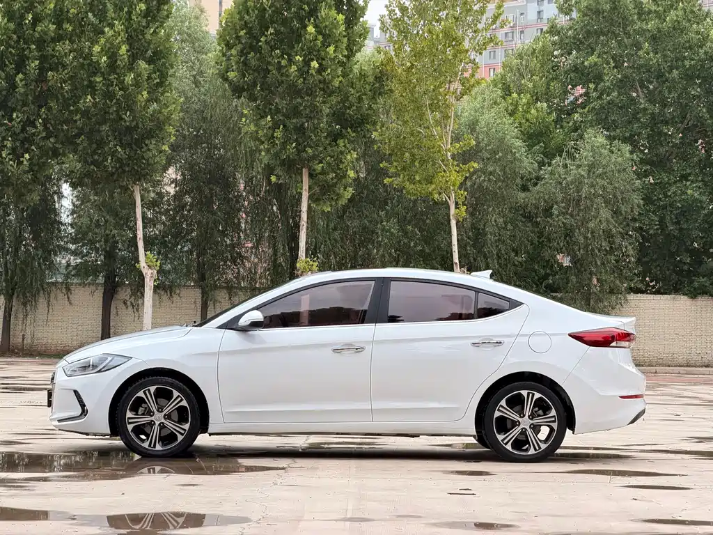Hyundai Elantra — фото 3