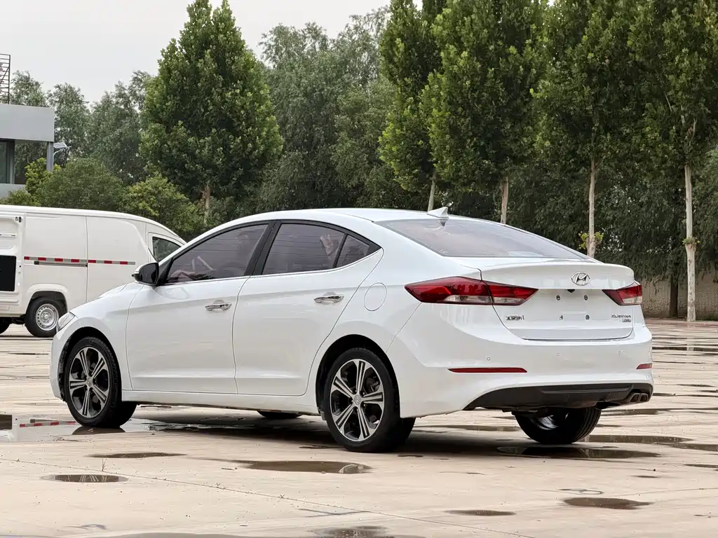 Hyundai Elantra — фото 5