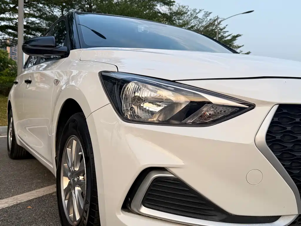 Hyundai Elantra — фото 3
