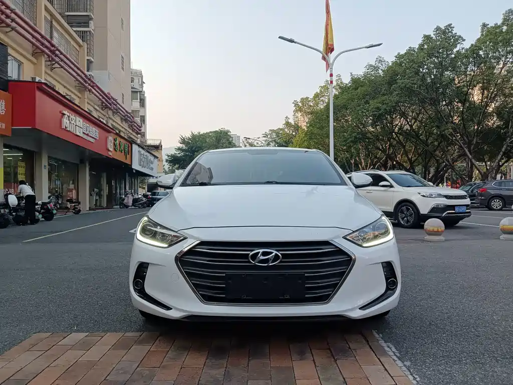 Hyundai Elantra — фото 2