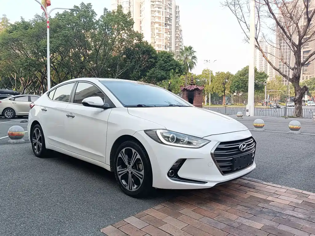 Hyundai Elantra — фото 3