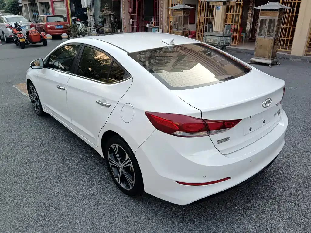 Hyundai Elantra — фото 4