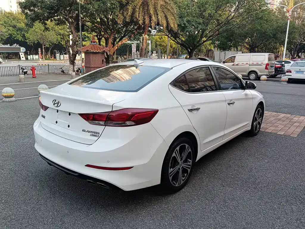 Hyundai Elantra — фото 5