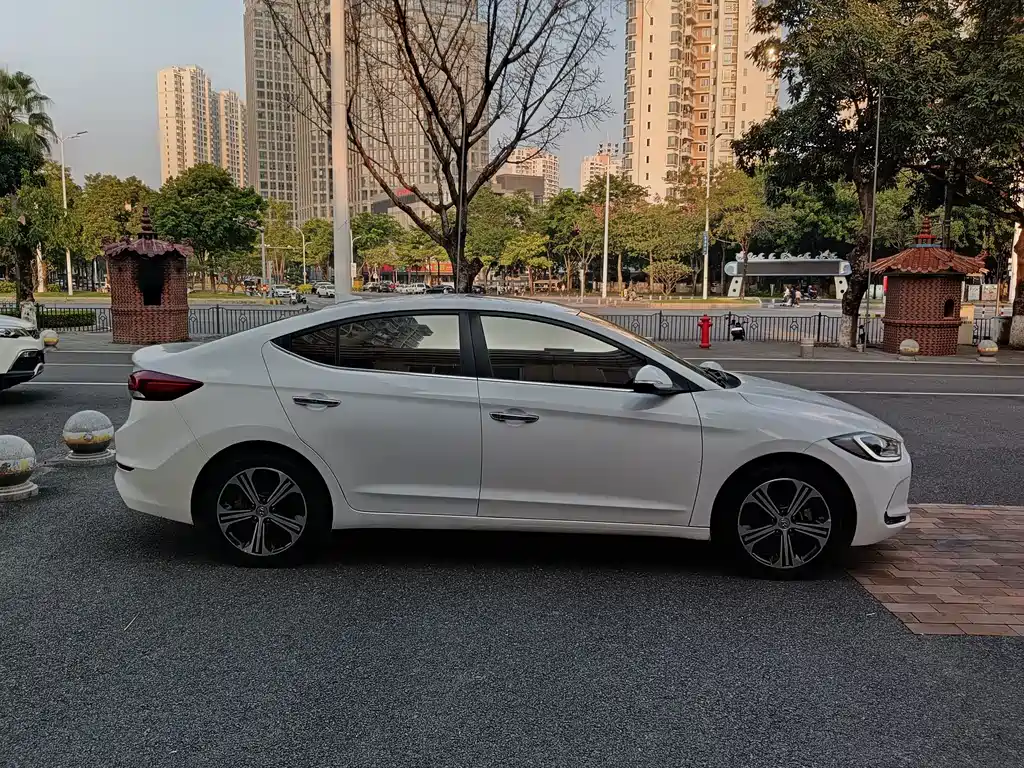 Hyundai Elantra — фото 6