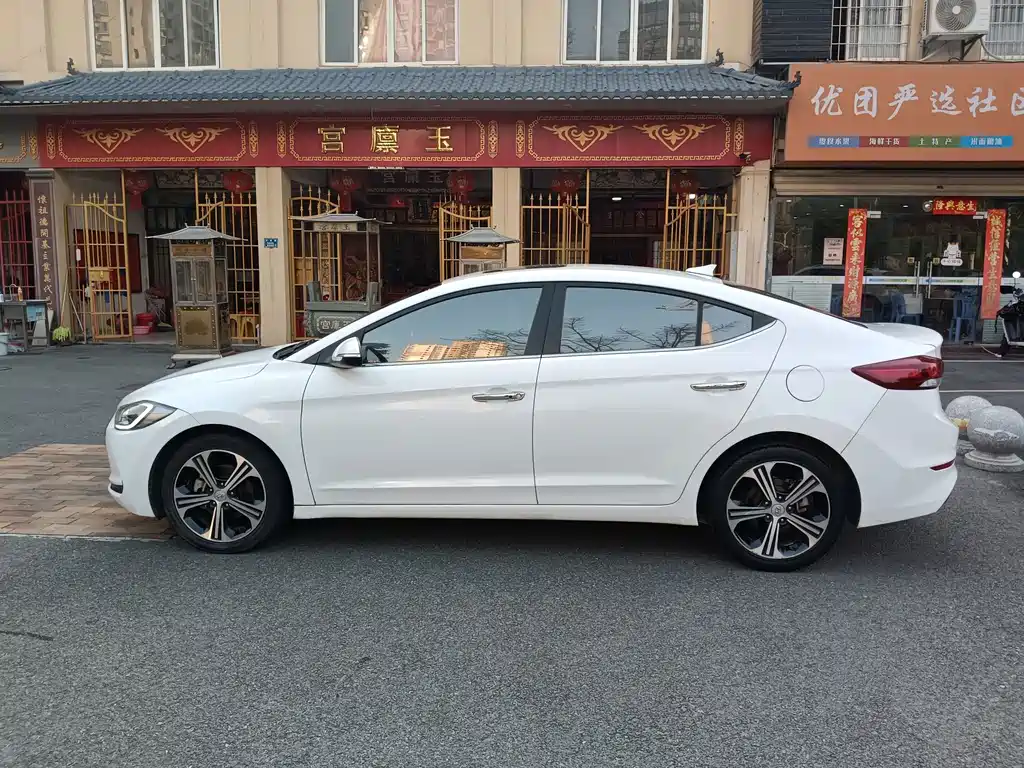 Hyundai Elantra — фото 7