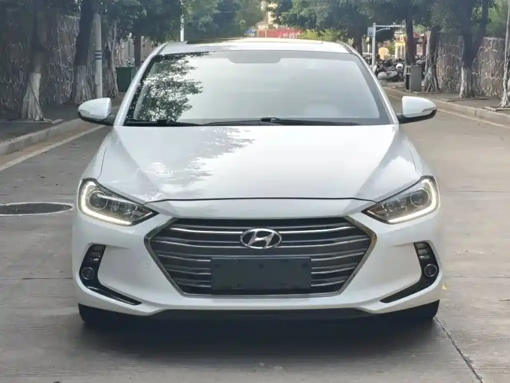 Hyundai Elantra — фото 2