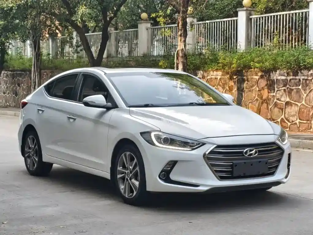 Hyundai Elantra — фото 3