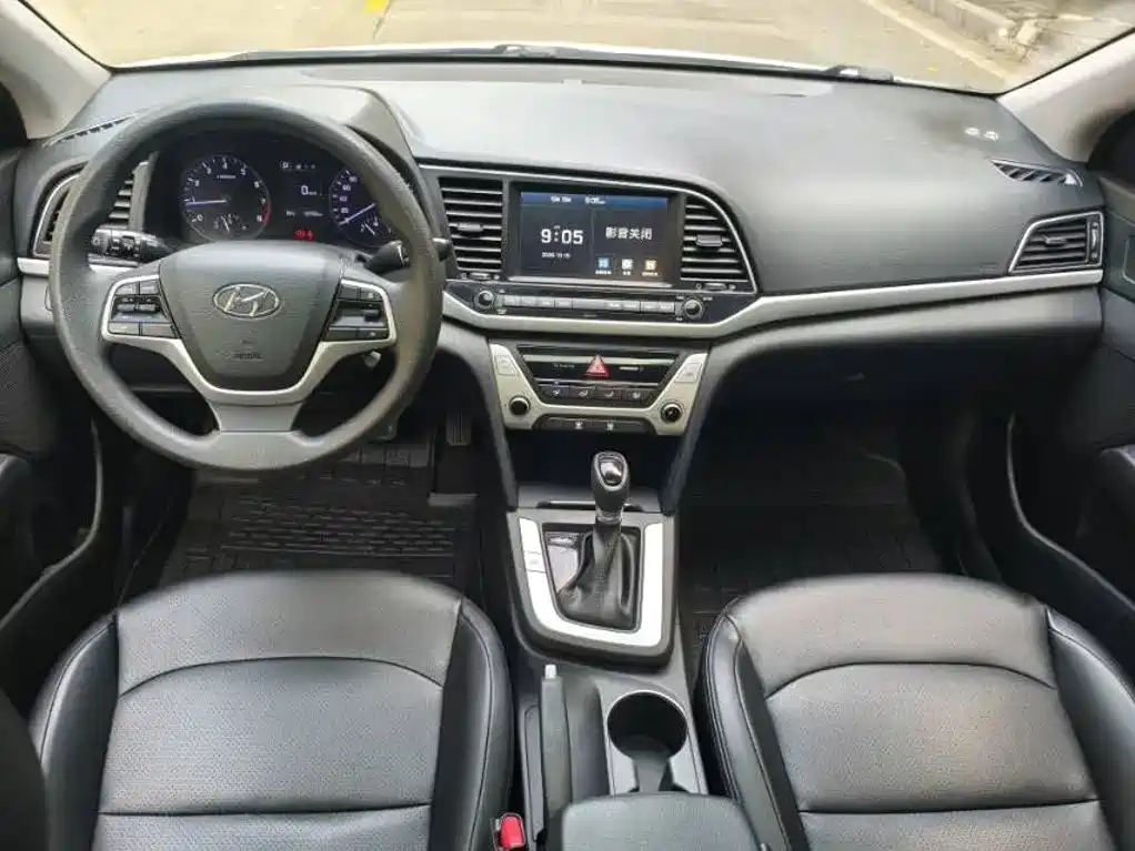 Hyundai Elantra — фото 5