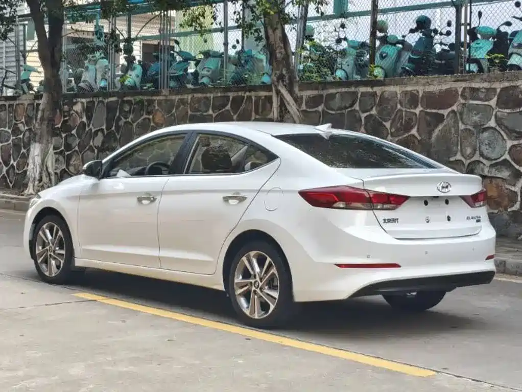 Hyundai Elantra — фото 7