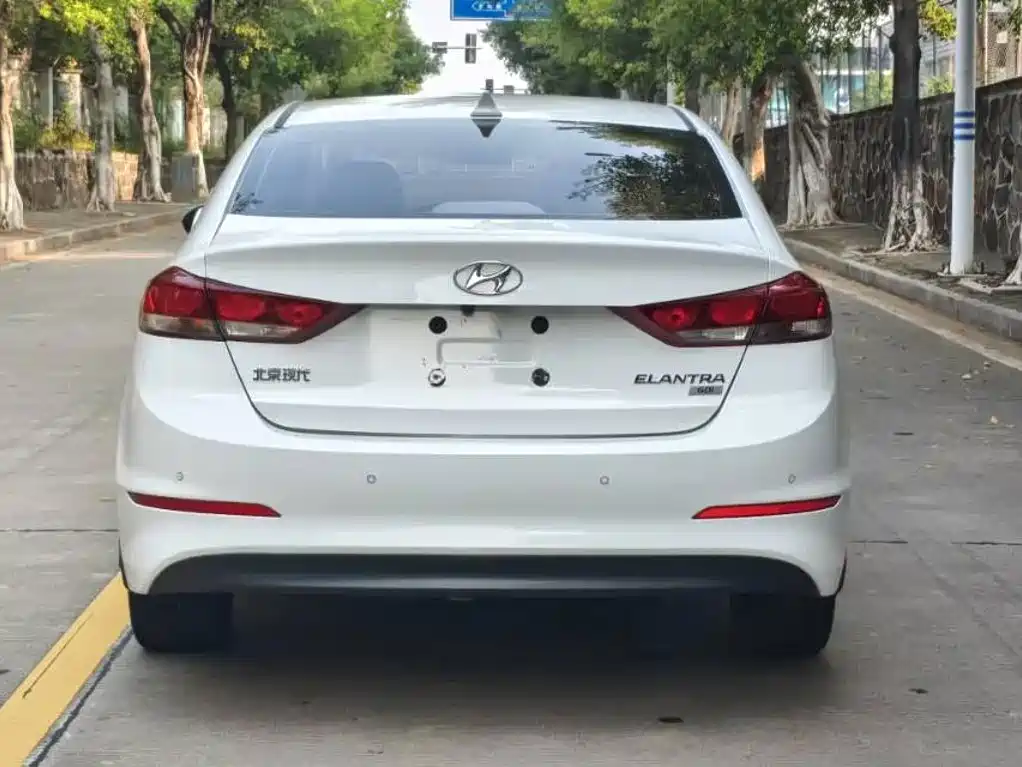 Hyundai Elantra — фото 8