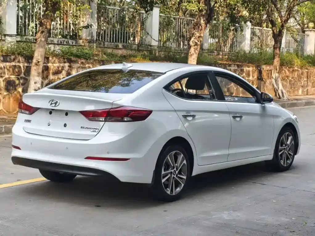 Hyundai Elantra — фото 9
