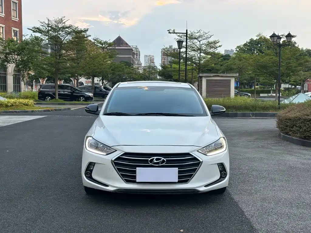 Hyundai Elantra — фото 2